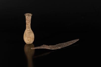 Un balsamaire à haut col
Terre cuite beige
Époque...