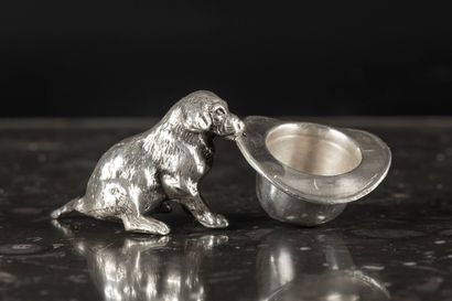 Chiot tenant dans sa gueule un chapeau, poinçon...
