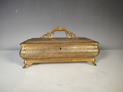 Coffret rectangulaire en bronze doré à décor...