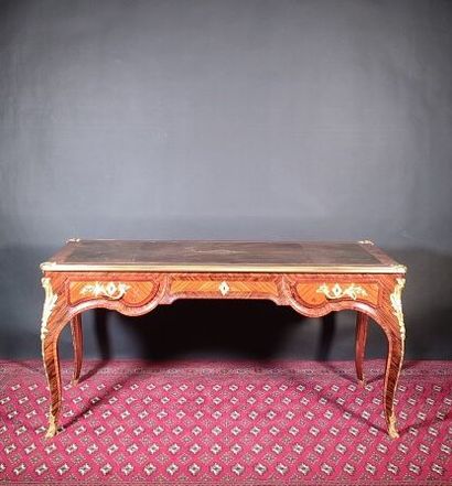 Bureau plat en placage de bois de rose et...