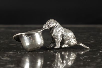 Chiot tenant dans sa gueule un chapeau, poinçon...