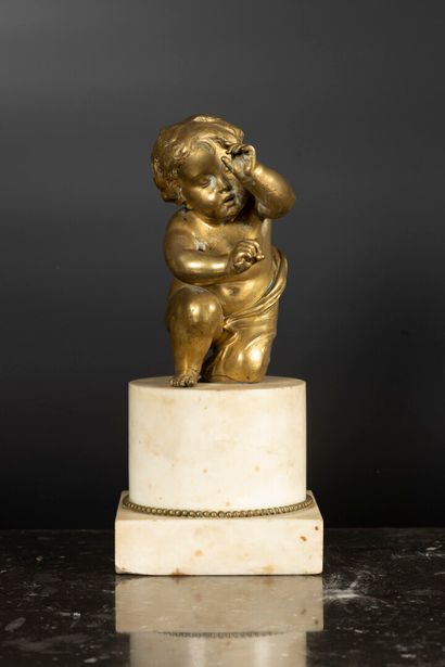 Putto agenouillé en bronze doré
Socle en...