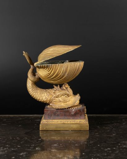 Encrier en bronze doré à décor d'un dauphin...