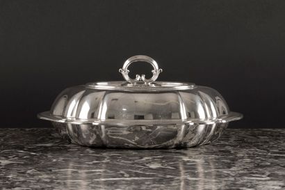 Légumier couvert ovale en argent à filets...