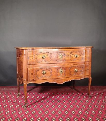 Commode arbalète sauteuse en noyer mouluré,...