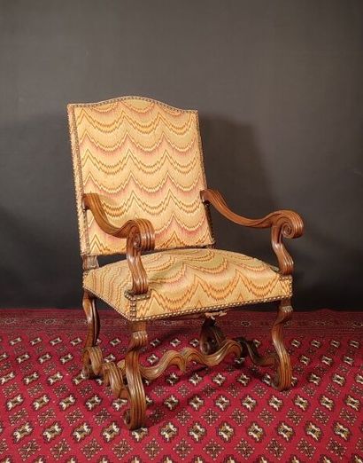 Fauteuil en noyer, accotoirs et entretoises...