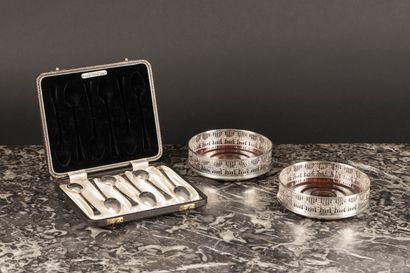 Ensemble en argent: paire de dessous de bouteille...