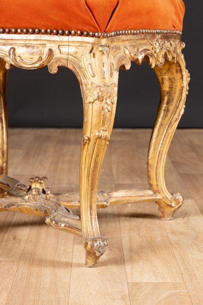 Grand tabouret en hêtre sculpté et doré de...