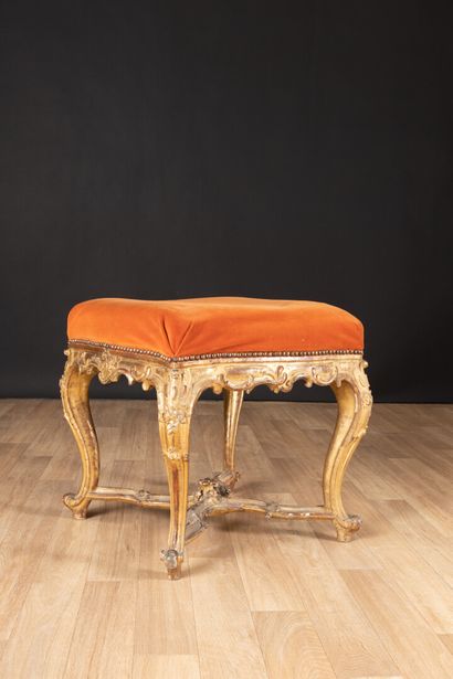 Grand tabouret en hêtre sculpté et doré de...