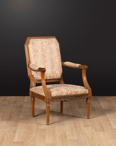Fauteuil en bois à dossier plat, pieds fuselés...