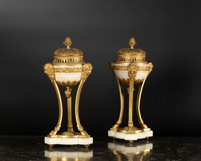 Paire de cassolettes tripodes formant pot-pourris...