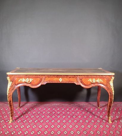 Bureau plat en placage de bois de rose et...