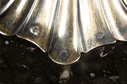 Paire de salerons coquilles tripodes en argent...