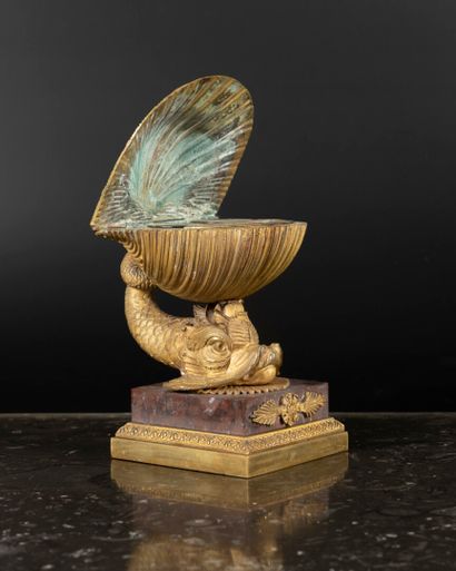 Encrier en bronze doré à décor d'un dauphin...