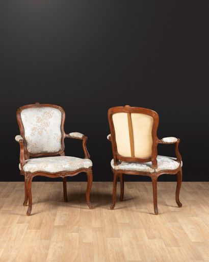 Paire de fauteuils cabriolets en bois sculpté...