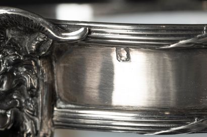Monture tripode en argent à décor de têtes...
