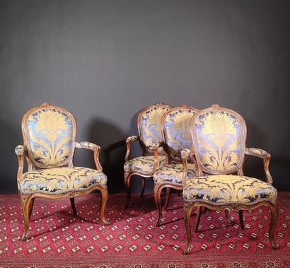 Suite de 4 fauteuils en bois sculpté et mouluré...