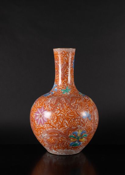 CHINE - XXe siècle
Vase de forme 'tianqiuping'...