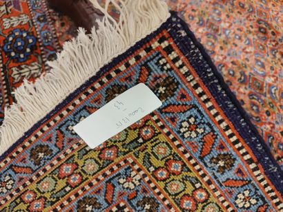 IRAN. Tapis à décor de fleurs et feuillages...