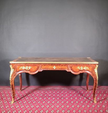 Bureau plat en placage de bois de rose et...