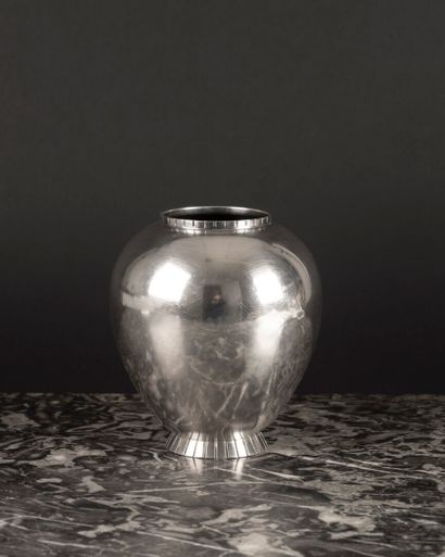 Vase ovoïde en argent uni, le col et le piédouche...