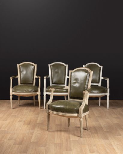Suite de quatre fauteuils cabriolets à dossier...