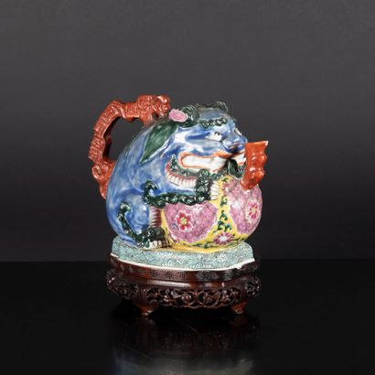 CHINE - XIXe siècle
Petite verseuse en porcelaine...