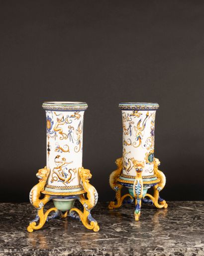 GIEN. Rare paire de vases rouleaux en faïence,...