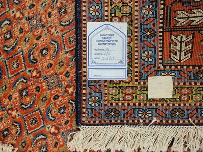 IRAN. Tapis à décor de fleurs et feuillages...