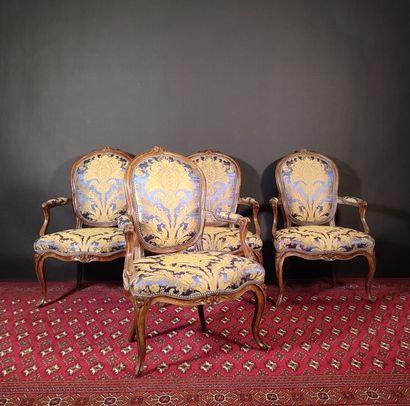 Suite de 4 fauteuils en bois sculpté et mouluré...