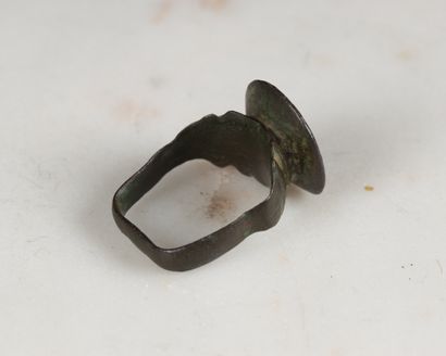 Bague à chaton circulaire saillant gravé...