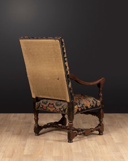 Fauteuil en bois naturel sculpté et tourné,...