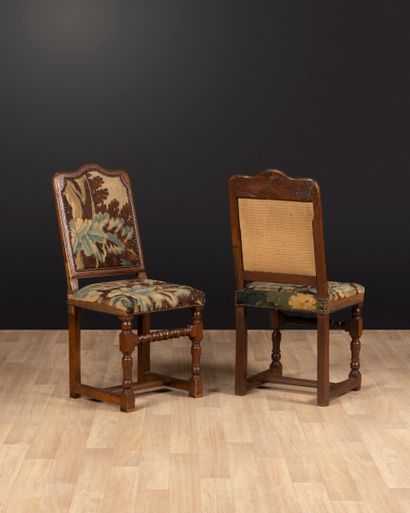 Paire de chaises en bois naturel sculpté...