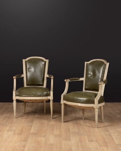 Suite de quatre fauteuils cabriolets à dossier...