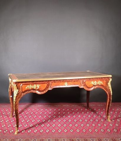 Bureau plat en placage de bois de rose et...