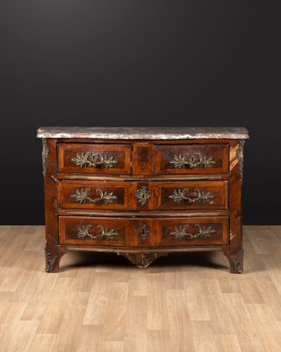 Commode en placage de bois de violette, ouvrant...