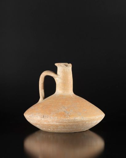 Cruche à panse carénée et anse quadrifide.
Terre...