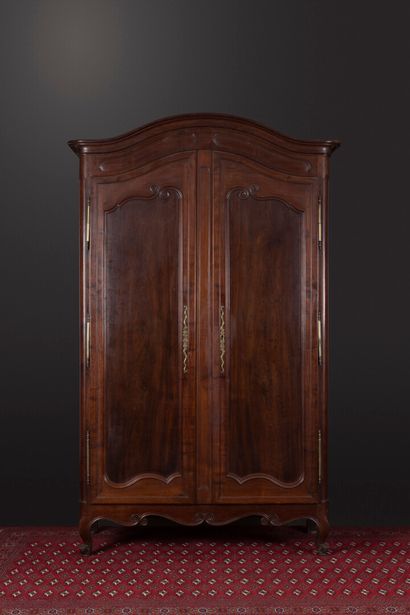 . Grande armoire acajou, ouvrant par deux...