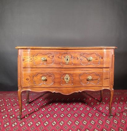 Commode arbalète sauteuse en noyer mouluré,...