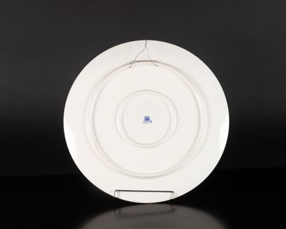 GIEN. Grand plat rond en faïence à décor...