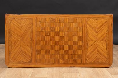 Petite table à jeux en marqueterie de bois...