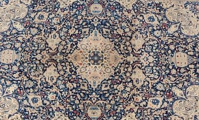 IRAN - NAIN. Tapis en laine à fond beige...