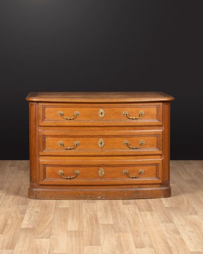 Commode en chêne de forme bombée, ouvrant...