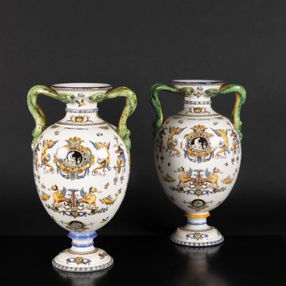 GIEN. Importante paire de grands vases en...