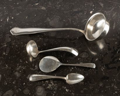 Lot : 
- une louche à crème en argent. Pays-Bas,...