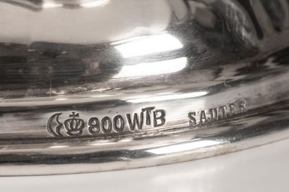Coupe ovale à anses sur piédouche en argent,...