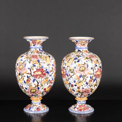 GIEN. Importante paire de vases en faïence...
