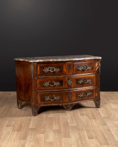 Commode en placage de bois de violette, ouvrant...