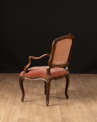 Fauteuil en noyer mouluré sculpté de fleurettes...