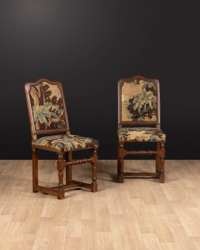 Paire de chaises en bois naturel sculpté...